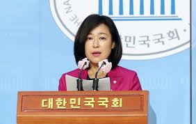 김기표(49) 청와대 반부패비서관은 26일 본인 명의로 경기도 광주 개발지구 인근 맹지(盲地)를 보유해 투기 의혹이 김기표(49) 청와대 반부패비서관이 90억원대의 부동산을 소유한 것으로 25일 나타났다. é‡Ž ê¹€ê¸°í'œ ì‚¬ì˜ë¡œ ëë‚´ì„  ì•ˆë¼ é' ì¸ì‚¬ì°¸ì‚¬ ê°€ìž¥ í° ì±…ìž„ ë¯¸ì£¼ì¤'ì•™ì¼ë³´