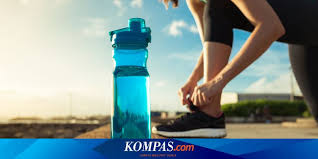 Sebelum membahas tentang cara menghilangkan bau pada botol plastik, perlu diluruskan bahwa botol plastik kemasan air minum aman dipakai ulang. 5 Hal Penting Saat Memilih Botol Minum Halaman All Kompas Com