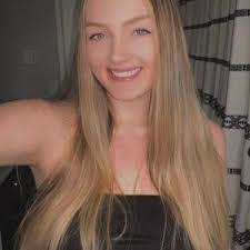 Alexis Snow's Instagram, Twitter & Facebook