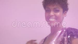Coupe cheveux court pour cheveux fins 2015. La Femme Noire De Metis Avec La Coupe De Cheveux Courte Et Les Cheveux Naturels Boucles Porte La Robe Scintillante De Paillette D Banque De Videos Video Du Femme Trouille 141550000