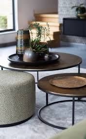 bijzettafeltjes met een stoer kantje poefs in leuke kleuren en patroontjes kom alle huisdecoratie zel salontafel styling woonkamer decoratie huis interieur