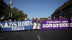 Participant of counter demo tries to block equality parade in plock, poland on 10 august, 2019. Warum Fussball Ein Problem Mit Sexismus Homophobie Und Gewalt Hat