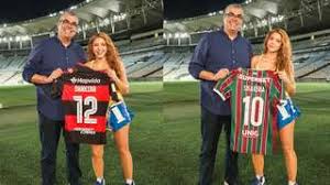 Modo boleira: Shakira ganha camisas de FlaFlu e autografa uniforme do Brasil