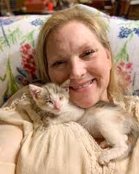 Kari Tracy's Instagram, Twitter & Facebook