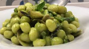 Cuocete gli gnocchi in abbondante acqua salata e frullate i gambi degli asparagi con la ricotta santa lucia e qualche cucchiaio di acqua di cottura della pasta per ammorbidire, ottenendo una crema fluida. Gnocchetti Di Patate Con Asparagi E Vongole Cucinandomelagodo Youtube