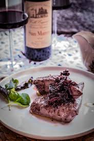 A fine cottura la carne dovrà essere tenerissima e succosa. Filetto In Cbt Con Salsa Francese Al Vino E Confettura Di Cipolle Rosse