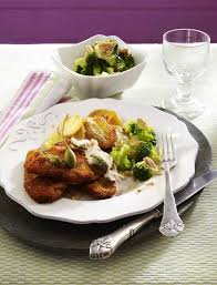 Kalbsschnitzel Wiener Art Mit Thunfisch Kapernsosse Bratkartoffeln Und Mandel Broccoli Rezept Lecker Rezept Rezepte Bratkartoffeln Lebensmittel Essen