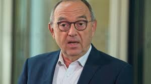 Jun 07, 2021 · wie gefährlich die neue coronamutante ist. Spd Chef Walter Borjans Schiesst Gegen Armin Laschet Unwurdige Aussagen