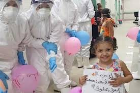 ممرضات عزل ملوي يودعن المصابين بـ البلالين والحلوى ولافتات الدعاء بالشفاء صور