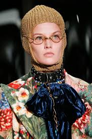 Cuando no peinarse está de moda (porque se llevan los sombreros)