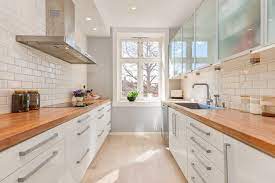 plan de travail en bois massif chaleureux moderne et pratique cuisine blanche et bois credence cuisine blanche plan de travail bois