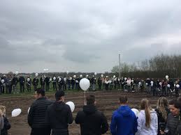 Witte ballonnen en ronkende motoren bij herdenking Benjamin van Eerdt (19)  in Biest-Houtakker