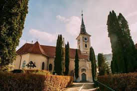 Urmând sfintele scripturi și învățătura sfinților părinți, biserica ortodoxă mărturisește că sfânta treime înseamnă trei persoane (ipostasuri), care împărtășesc aceeași substanță sau natură. Biserica Sfanta Treime Tocile Din È™cheii BraÈ™ovului Home Facebook