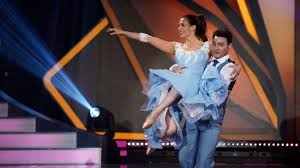 Dann kamen sie zum format. Let S Dance 2019 Robert Beitsch Und Ulrike Frank Nehmen Den Ausrutscher Gelassen