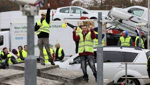 Cependant, les gens du voyage nés en france se considèrent comme des citoyens français de plein droit et s'opposent à la décision du gouvernement limitant leur droit à la libre circulation. Gilets Jaunes En Bearn 150 Camions De Forains Et De Gens Du Voyage Attendus Au Peage De Pau Ce Mardi Matin