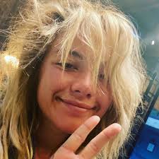 10 Potret Terkini Florence Pugh yang Selalu Kocak