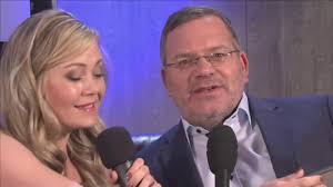 Bei „schlag den star (prosieben) begrüßte moderator elton volksmusikstar stefanie hertel und influencerin cathy hummels zum duell. Elton Zum Auswahlspiel Der Moderator Im Backstage Interview Schlag Den Henssler Youtube