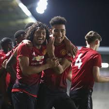 Fulham deplasmanında geriye düşmesine rağmen cavani ve pogba ile iki gol bulup üç puanı kapan solksjaer'in öğrencileri 40 puanla liderliğini korudu. Manchester United 1 3 Fulham U23s Highlights And Reaction After Tahith Chong Wonder Goal Manchester Evening News