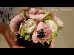 как сделать бутон розы из гофрированной бумаги без конфет Cvetochnaya Kompoziciya Anemony Iz Gofrirovannoj Bumagi Youtube Cvetochnye Kompozicii Bumazhnyj Cvetok Anemony