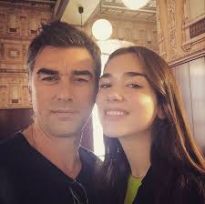 Dua lipa has a younger sister named rina and a younger brother named gjin. Don T Tell Dua Lipa But We Kind Of Have A Crush On Her Dad