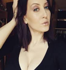 Casandra Aileen (@caswalov5)