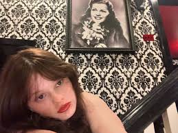 Who is Jack White and Karen Elson's daughter, Scarlett White? The  18-year-old was just spotted with her model mum at the Valentino show in  Paris, and plays bass guitar like her White