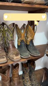 Prateleira para botas texanas - Ideias de decoração rústica para quartos  country