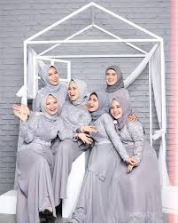 Untuk memudahkan dalam menyelesaikan perkerjaan desain baju, tentunya kamu mendesain baju merupakan pekerjaan rumit yang hampir mustahil dilakukan tanpa sekolah atau kursus terlebih dahulu. 5 Inspirasi Seragam Bridesmaid Muslimah Yang Kece Badai Cek Beragam Modelnya Disini Ladies