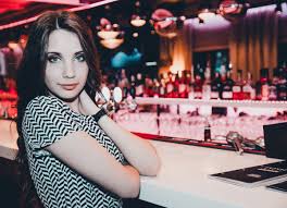 Azi, o mini colectie de poze cu fete. Poze FatÄƒ Femeie Vedere Femeie Portret Model Tineri Tineret ModÄƒ BlondÄƒ Sacou Coafura Par Lung Fete Rochie Maini Picioare FrumuseÅ£e Stil Fotoliu PosturÄƒ Zambete Fundal Intunecat Produse Cosmetice Club De Noapte