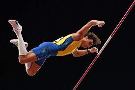 O brasileiro thiago braz conquistou a medalha de bronze na competição masculina do salto com vara. Bn57jwpppokphm