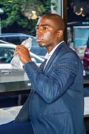 I capelli afro vanno di moda sia per gli uomini sia per le donne. Giovane Affascinante Uomo D Affari Africano Con Capelli Corti Foto D Archivio Crushpixel