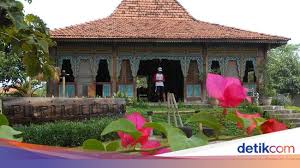 Rumah adat kasepuhan namanya, atau disebut juga dengan keraton kasepuhan di cirebon, jawa barat. 7 Rumah Adat Paling Hits Di Indonesia Dari Aceh Sampai Papua