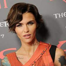 Keira knightley, halle berry, rihanna, carey mulligan are some of the top names who have made the short hairstyles popular. 67 Cute Short Haircuts For Women 2020 Short Celebrity Hairstyles