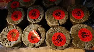 Dim sum biasanya berkaitan dengan tradisi lebih lama yum cha (meminum teh), yang mempunyai sejarahnya pada zaman para pengembara di laluan sutera kuno yang memerlukan suatu tempat untuk berehat. Sejarah Kue Keranjang Makanan Khas Pembawa Harapan Di Tahun Yang Baru Kumparan Com