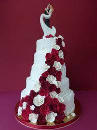 marzipanrosen marzipanblumen hochzeitstorte hochzeitskuchen brautpaare hochzeitstorte rot w wedding cake red wedding cake roses wedding cakes with flowers