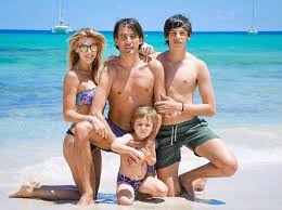 Lo ha fatto sul suo profilo instagram, pubblicando una tenera foto di famiglia appena scattata: Tommaso Inzaghi Compie 18 Anni La Dedica Di Alessia Marcuzzi Tabloit