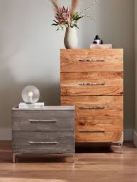 Warm Acacia Wood Dresser Shows Off Beautiful Hi Lo Tones And Sweeping Wood Grain Four Deep Drawers Feature Elegant Dressers And Chests Wood Dresser Grey Vases