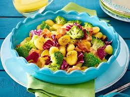 Gnocchisalat Mit Speck Und Brokkoli Rezept Lecker Gnocchi Salat Rezepte Rezepte Mit Brokkoli