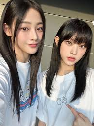 230512 Actualizare foto Minji Phoning cu Haerin & Danielle : r/NewJeans