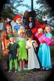Disfraces Para Grupos Y Familias Divertidas Disfraces En Grupo Disfraces De Halloween De Disney Disfraces De Halloween Parejas Peter pan es un clasico que ha acompanado a muchas generaciones con sus aventuras en la isla de nunca jamas. pinterest
