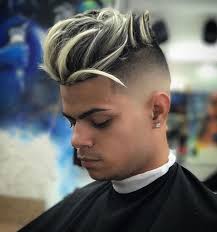 Idee Coiffure Description Degrade Fondu Et Cheveux Longs Sur Le Dessus Avec Meche Blonde Homme Brun A Meche Blonde Homme Teinture Blonde Coiffure Homme Meche
