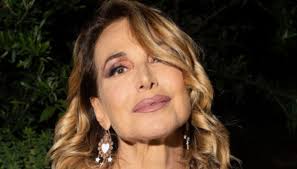 Barbara D'Urso, vestito bianco e sorriso acqua e sapone, il look estivo è  da manuale