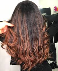 Tra le chiome castane più amate (e invidiate) troviamo senza dubbio quella di . Contrasto Creativesalon B A L A Y A G E Schiariture Biondo Canella Su Base Cosmetica Castano Scuro Chi Ha Detto Che Il Nero Non Si Puo Schiarire Soprattutto Senza Rovinarli Con L Aiuto Di