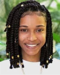The inverse of this popular style looks as a fresh take on traditional cornrows. Side Natural Braided Hairstyle Geflochtene Frisuren Geflochtene Haare Kurze Box Zopfe