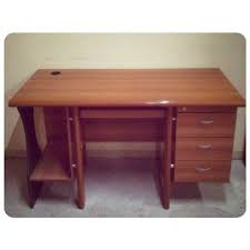 for sale wood office desk price 30 bd للبيع مكتب خشب بحالة جدا ممتازة السعر 30 bd tel 33770050 desk corner desk office desk