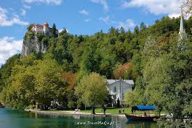 Położone jest na 475 m n.p.m., ma długość 2120 m i szerokość 1080 m, jego powierzchnia wynosi 147 ha, w najgłębszym. Jezioro Bled Slowenia Co Zobaczyc I Zjesc Sprawdz Travelanqa