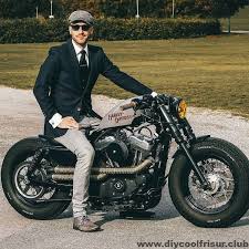Dapper Gentleman Fahrer Auf Harley Davidson Sportster Motorrad Motorcyclesharley Harley Davidson Sportster Motorrad Harley Davidson
