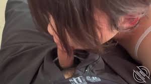 Mapanlinlang ang bibig ng lalaki! Nilinlang ko ang aking kapatid na babae  na bigyan ako ng isang blowjob, at ang makapal na semilya ay bumaril sa  aking bibig.