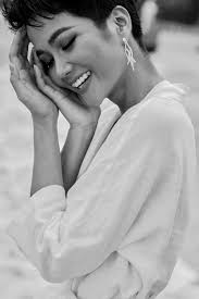 Hoa hậu H'Hen Niê gây hoang mang khi mặc đồ ngủ chụp ảnh trên bãi biển