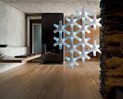 Extensive pendant light buying guide setting out designs, types, shade options, materials, styles, cost and bulb options. 25 Coolest Hanging Lights For Modern Rooms